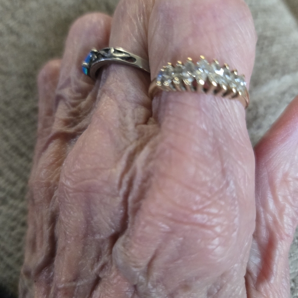 Beautiful Diamond Ring, 14k gold, size 6. Too Big for Me. - Picture 3 of 5